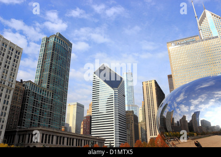Skyline della città di Chicago, Illinois con Cloud Gate scultura in primo piano Foto Stock