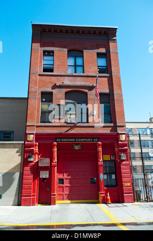 New York, NY esterno della società del motore 44 FDNY, situato a 221 E. settantacinquesimo San sul lato est superiore del borgo di Mnahattan, Foto Stock