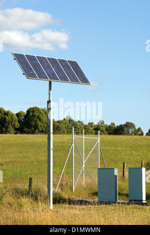 Un pannello solare per generare elettricità per fornire illuminazione per un cartello stradale di notte Foto Stock