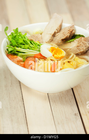 Japaneese tradizionale zuppa di noodle. Molto superficiale DOF. Foto Stock