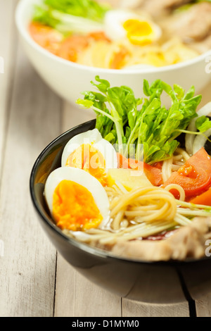 Japaneese tradizionale zuppa di noodle. Molto superficiale DOF. Foto Stock