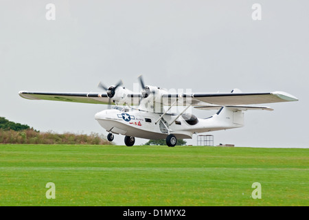 Anfibio Catalina flying boat tocca terra dopo la visualizzazione a Sywell Air Show 2012 Foto Stock