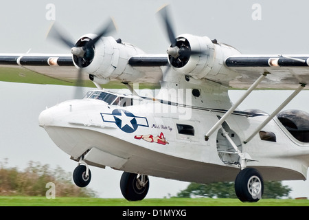 Anfibio Catalina flying boat tocca terra dopo la visualizzazione a Sywell Air Show 2012 Foto Stock