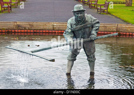 La Shrimper statua in giardini Lowther, Lytham St Annes, commemora la città tradizionale di pescatori di gamberi Foto Stock