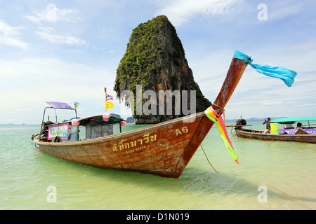 Tailandese tradizionale barca dalla coda lunga a Phranang Cave Beach, Railay Beach, Krabi, Phuket, Tailandia Foto Stock