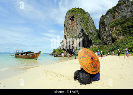 Parete Thaiwand su Phranang Cave Beach, Railay Beach, Krabi, Phuket, Tailandia Foto Stock