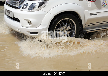 Scena di strada di traffico in alluvioni in Patong Beach, Phuket, Tailandia Foto Stock