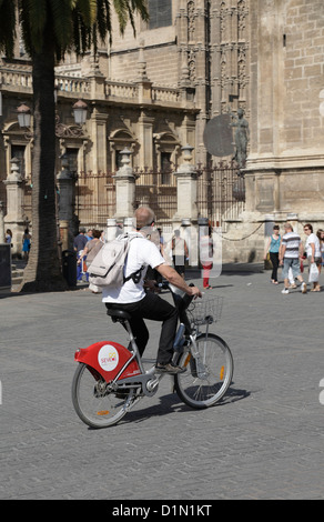 Uomo noleggio di equitazione Boris bikes a Siviglia vicino alla cattedrale Sevilla Spagna sponsorizzato da pubblicità Foto Stock