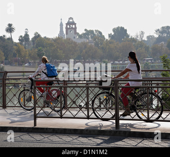 Due giovani donne equitazione su cycleway Cruzcampo Comunità nolo bici nella zona centrale di Seville Sevilla Spagna Boris bike Foto Stock