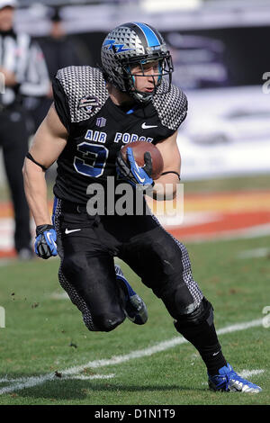 Air Force defensive back Cadet 2a classe Anthony LaCoste corse verso il basso il campo per alcuni yardage a Amon G. Carter Stadium di Fort Worth, Texas, il 29 dicembre 2012. La Air Force Falcons furono sconfitti dalla Rice University di gufi 33-14. US Air Force foto Foto Stock