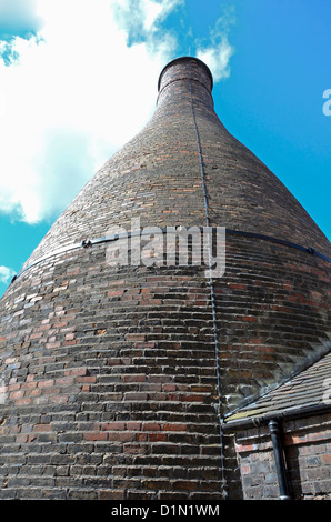 Vecchia bottiglia vittoriano forno presso il Gladstone Pottery Museum Longton Stoke-on-Trent Foto Stock