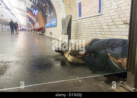 Parigi, Francia, uomo di crisi senza tetto, Dormire sul Metro Quay, ('Porte de Vincennes') Stazione, Inverno, povertà Francia Foto Stock