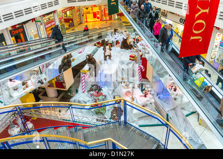 Montreuil, Francia, Vista all'interno dell'edificio del centro commerciale francese nel sobborgo di Parigi, 'la grande porte', decorazioni Christrmas, edificio saint denis, guardando in basso le scale mobili Foto Stock