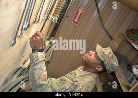 Spc. Caviness cristiana, un meccanico con sede e Sede Società, 3° supporto brigata, sostituisce una chiave dopo una giornata di lavoro a Kandahar Airfield, Afghanistan, dicembre 30.2012 Caviness, un Sumter, S.C., nativo è in servizio a sostegno dell'Operazione Enduring Freedom. US Army foto Foto Stock