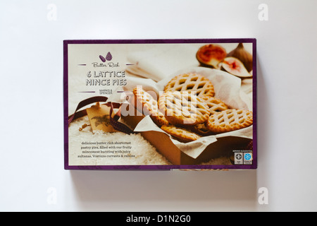 Scatola di Marks & Spencer burro ricco 6 traliccio pasticci di carne macinata isolati su sfondo bianco Foto Stock