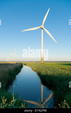 Windturbine riflessa in un fossato in mattina presto Foto Stock