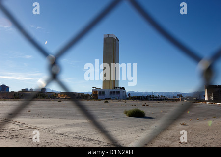 Las Vegas plaza catena collegamento recinto intorno a vuoto vacante molto inutilizzati con vista verso la Trump Tower sulla Strip di Las Vegas Nevada Foto Stock