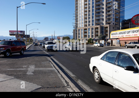 Il traffico sul Sahara occidentale avenue sr 589 avvicinando la striscia di Las Vegas Nevada USA Foto Stock