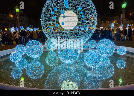 Parigi, Francia, scene di strada, luci di natale decorazioni stradali su Avenue Champs-Elysees, di notte, illuminazione a LED Foto Stock