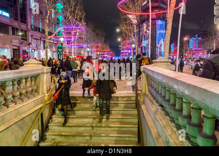 Parigi, Francia, Scene di strada, grande affollamento di persone, ingresso della metropolitana, scale, decorazioni natalizie su scale per persone Viale pedonale Champs-Elysees, luci notturne della città parigi grandangolo (scale O scale) Foto Stock