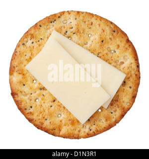 Tutto il grano cracker e formaggio, isolato su sfondo bianco, close-up. Foto Stock