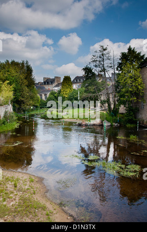 Circuito in kayak sul fiume Trieux in Guingamp città in Bretagna Bretagne Francia, città della squadra di calcio En avant, strade storiche Foto Stock