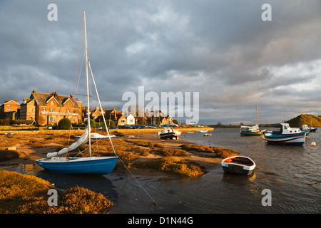 Barche ormeggiate sul fiume Aln a Alnmouth, Northumberland, Inghilterra Foto Stock