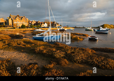 Barche ormeggiate sul fiume Aln a Alnmouth, Northumberland, Inghilterra Foto Stock