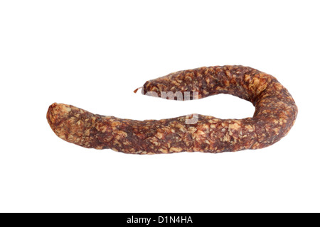 Rumeno tradizionale salsiccia isolate su sfondo bianco ; in casa salsicce di maiale lasciata asciugare fuori in condizioni di clima freddo Foto Stock