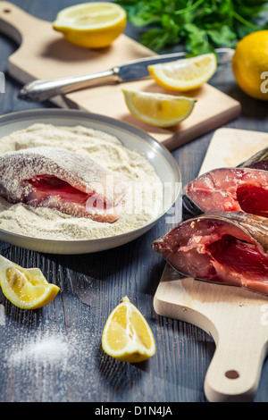 Il pesce fresco e gli ingredienti per la sua cucina Foto Stock