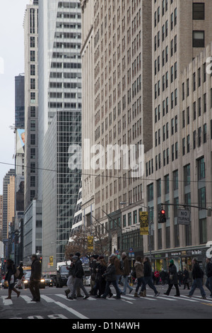 Pedoni cross 42nd Street sulla Quinta Avenue in New York City. (Verso Ovest) Foto Stock