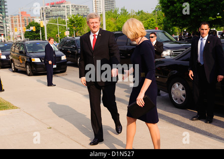 Il principe Carlo e Camilla Parker-Bowles sono accolti presso il Fort York Armeria come parte di un Muster commemorativa in festa Foto Stock