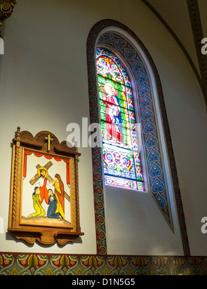 Vista interna della stazione e vetrata di San Francesco di Assisi Basilica Cattedrale di Santa Fe Foto Stock