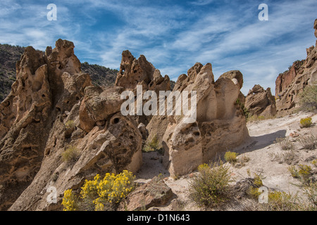 Il tufo naturale formazioni rocciose al Bandelier National Monument, Nuovo Messico Foto Stock