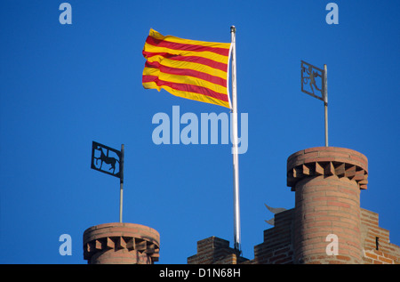 Bandiera catalana sulla sommità della chiesa, Canet en Roussillon chiesa, Pirenei orientali, Languedoc-Roussillon, Francia Foto Stock