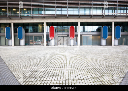 Gli alberi di ventilazione sul retro di un edificio, London, England, Regno Unito Foto Stock