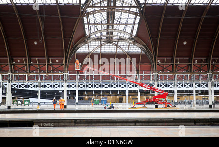 Il team di manutenzione con un cherry picker presso la stazione ferroviaria di Paddington a dicembre 26th, 2012, London, England, Regno Unito Foto Stock