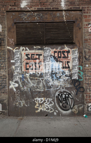 Graffiti su edifici fatiscenti nel quartiere Bedford-Stuyvesant, Brooklyn, New York. Foto Stock