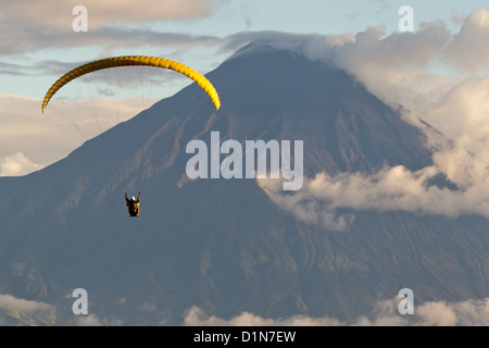 Parapendio oltre il vulcano Tungurahua in Ecuador vista aerea Foto Stock