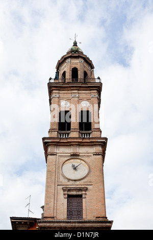 Vecchia Torre dell orologio vicino a Centro Stranieri (Ufficio stranieri), a Parma, Italia Foto Stock