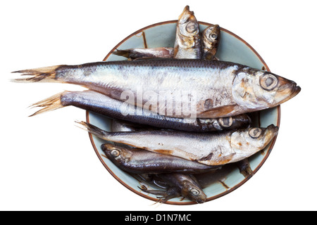 Speziato salato lo spratto nella ciotola in ceramica isolata su sfondo bianco Foto Stock