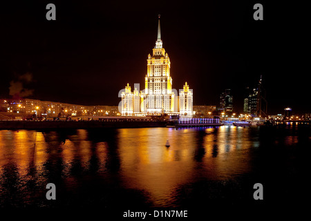 Vista notturna di vysotka edificio sul Tara Shevchenko terrapieno a Mosca, Russia Foto Stock