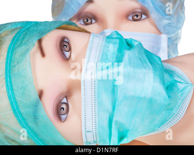 Due donne medico dummy indossando capi tessili cappuccio chirurgica e medica maschera protettiva close up Foto Stock