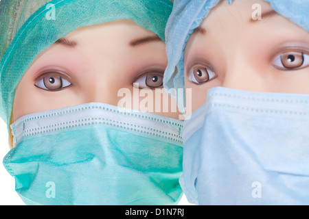 Due donne medico dummy indossando capi tessili cappuccio chirurgica e medica maschera protettiva close up Foto Stock