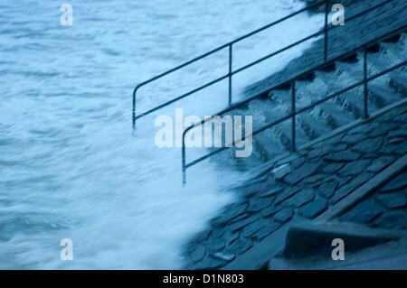 Swansea, Regno Unito. Il 31 dicembre 2012. Un torrente di acqua piovana che scorre verso il basso le fasi per la spiaggia di Langland Bay vicino a Swansea questa mattina come heavy rain e alta venti pastella il Galles del Sud Costa. Credito: Phil Rees / Alamy Live News Foto Stock