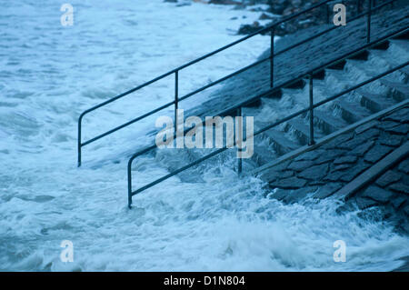 Swansea, Regno Unito. Il 31 dicembre 2012. Un torrente di acqua piovana che scorre verso il basso le fasi per la spiaggia di Langland Bay vicino a Swansea questa mattina come heavy rain e alta venti pastella il Galles del Sud Costa. Credito: Phil Rees / Alamy Live News Foto Stock