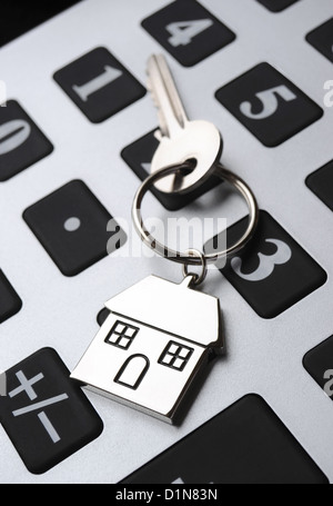 Casa keyring e il tasto sulla calcolatrice alloggiamento nuovamente gli acquirenti prezzi ipoteche costi proprietari di casa il budget familiare redditi economia UK Foto Stock