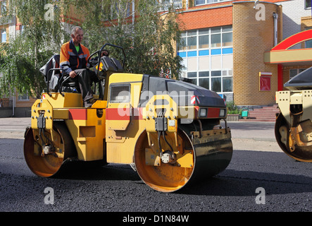 Lastricatore di asfalto pavemant lavora per riparazione stradale Foto Stock