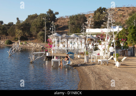 Ristorante sulla spiaggia in Gumusluk, bodrum, Turchia Foto Stock