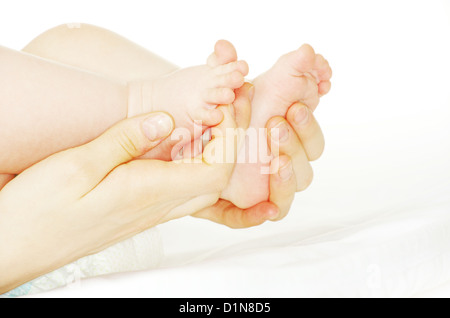 Neonato piedi e mani isolato su bianco Foto Stock